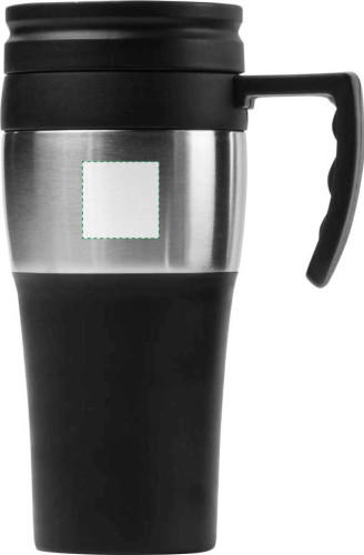 A sinistra della maniglia