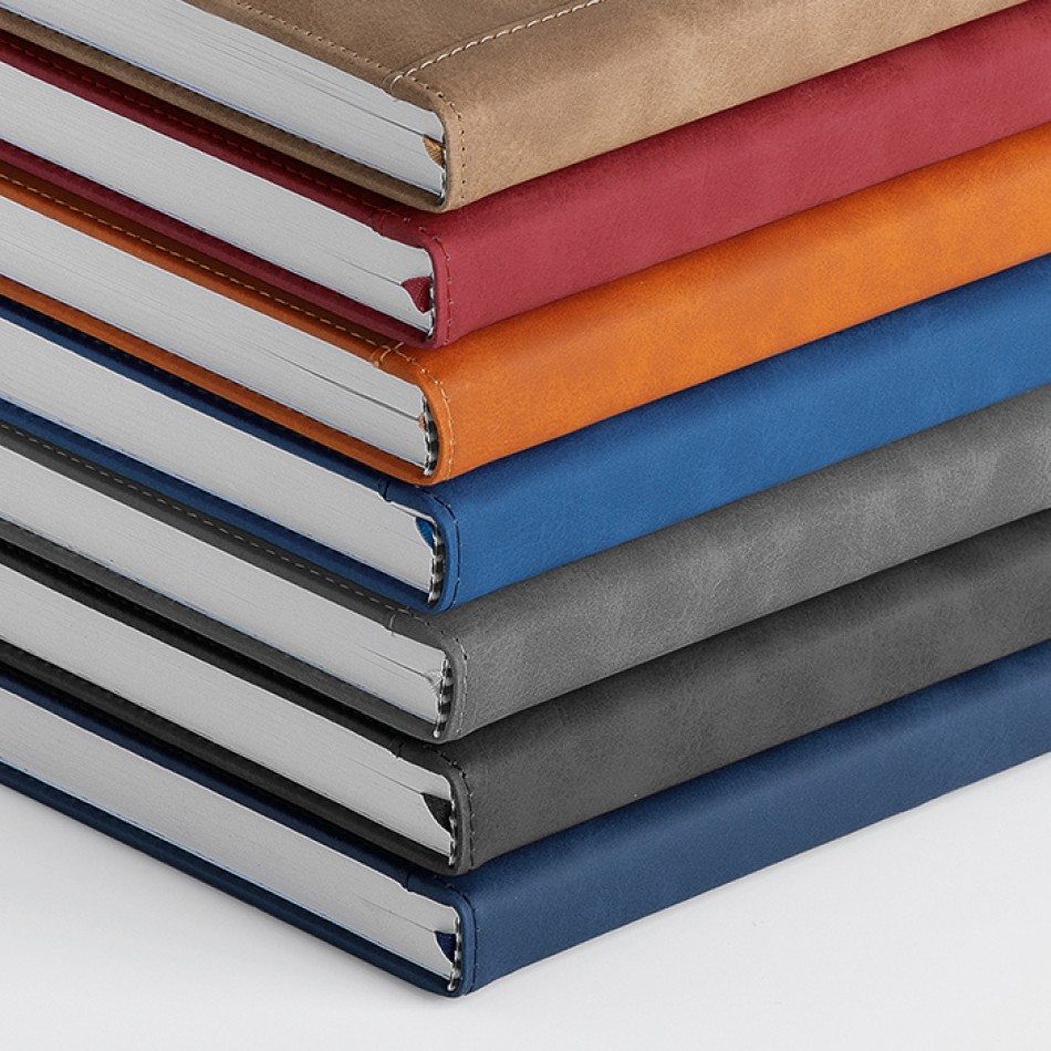 Agenda Giornaliera Maxi 17x24  - Gadget.it - Agenda Giornaliera Maxi personalizzata con tasche 17x24 cm sab. e dom. abbinati