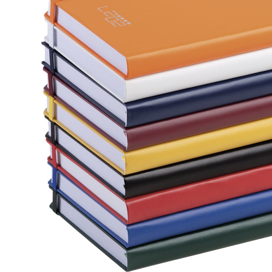 Agenda Giornaliera personalizzabile 14,5 x 21 cm Sab. e Dom. abbinati, chiusura con elastico - Gadget.it - Agenda Giornaliera con Elastico, Portapenne sab. e dom. abbinati 14,5x21 cm