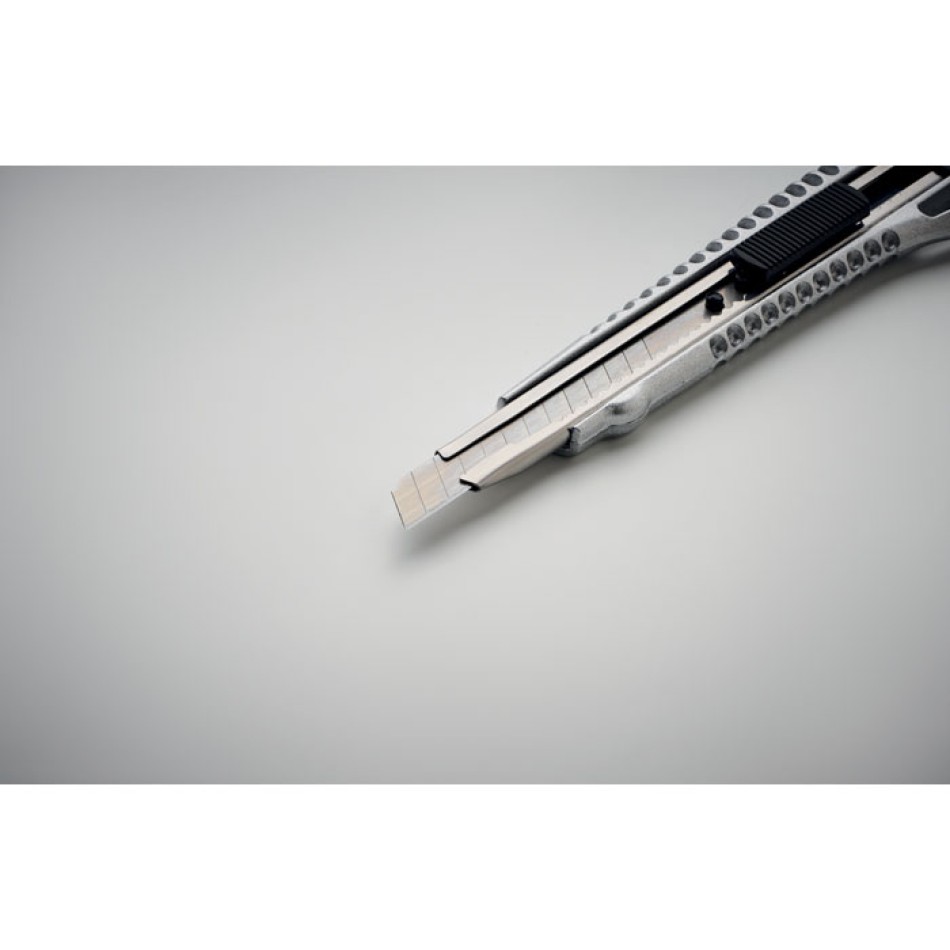 Coltello retrattile in alluminio con 13 lame - Tracta - Gadget.it - 